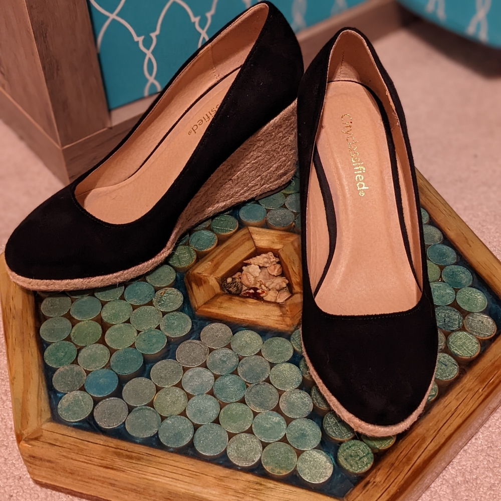NWOT Sz9 wedge heels